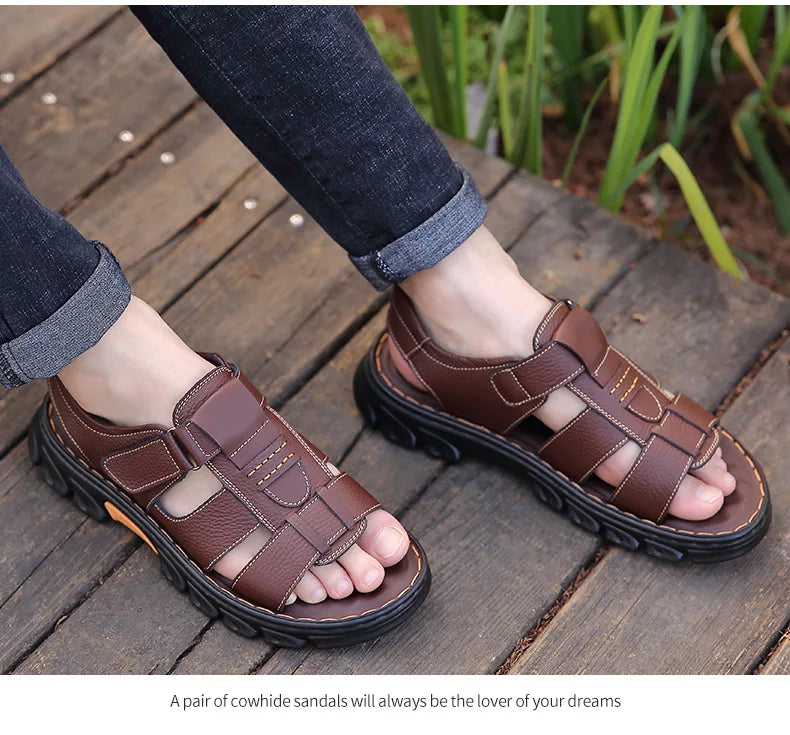 Sandales de luxe pour hommes Sandales en cuir de vache pour hommes 2024 Chaussures de plage à semelles épaisses antidérapantes d'été Baskets de loisirs en cuir faites à la main pour hommes